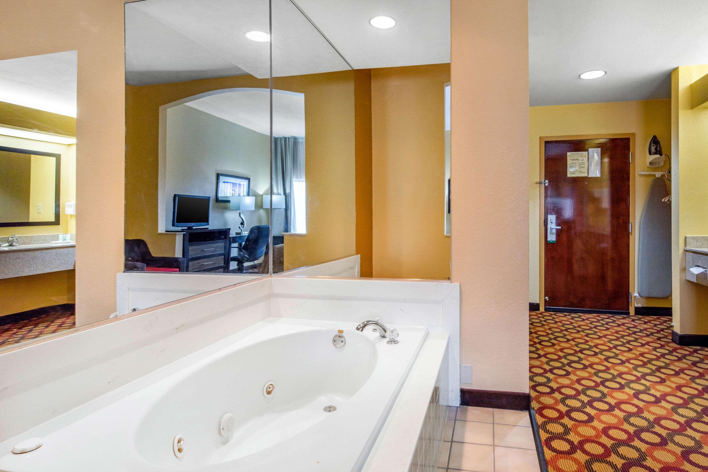 Quality Inn & Suites Montgomery East Carmichael Rd Zewnętrze zdjęcie